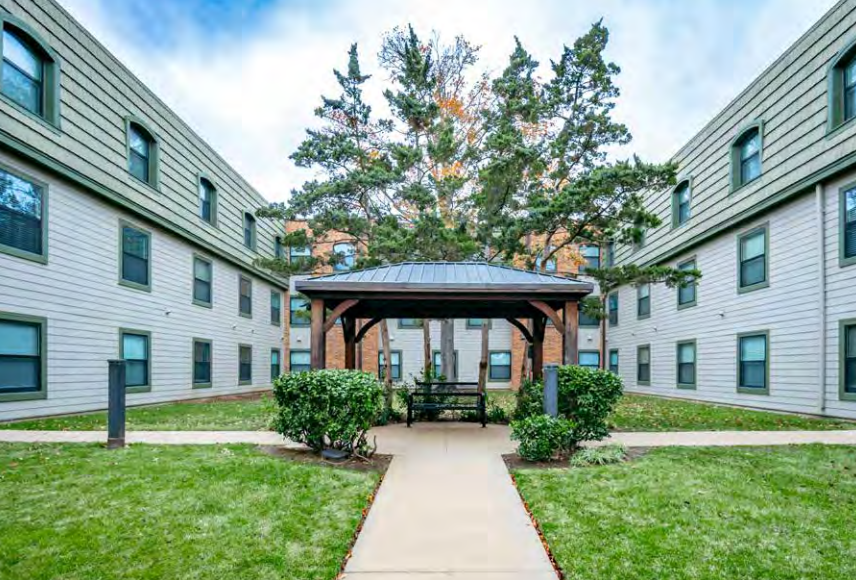 Huntley Ridge apartment courtyard in Tulsa